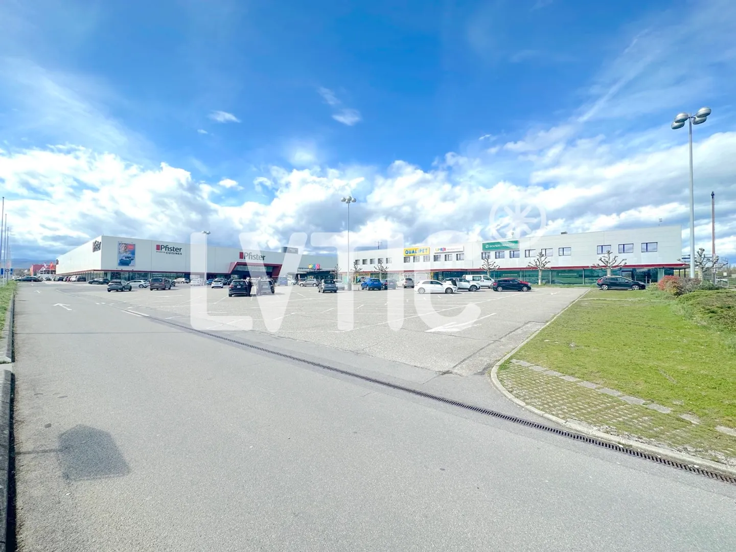 325 m2 Premises, Showroom, Offices for rent in Etoy - Photo 5 of 6