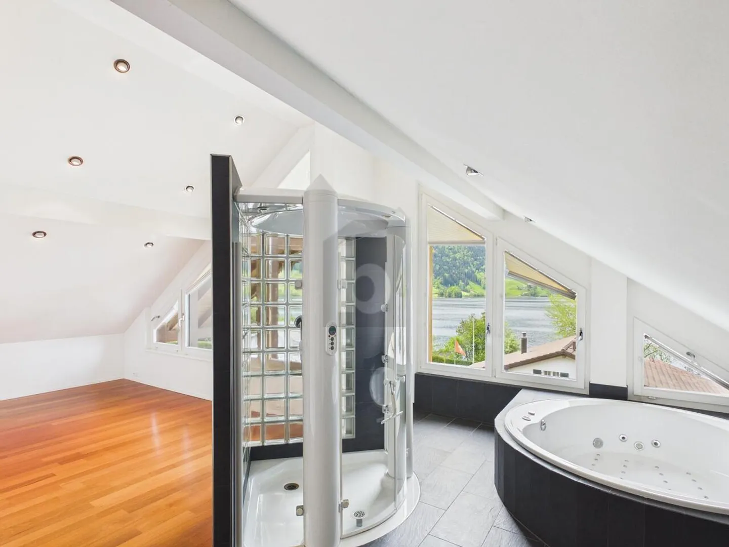 HIGH-END LIVING: RUHIGE LAGE MIT SPA - Foto 5 von 6