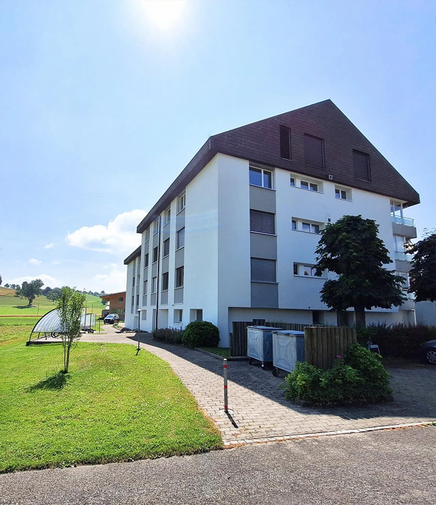 Wunderschöne Dachwohnung mit Cheminée, ruhig und doch zentral. - Foto 1 von 18