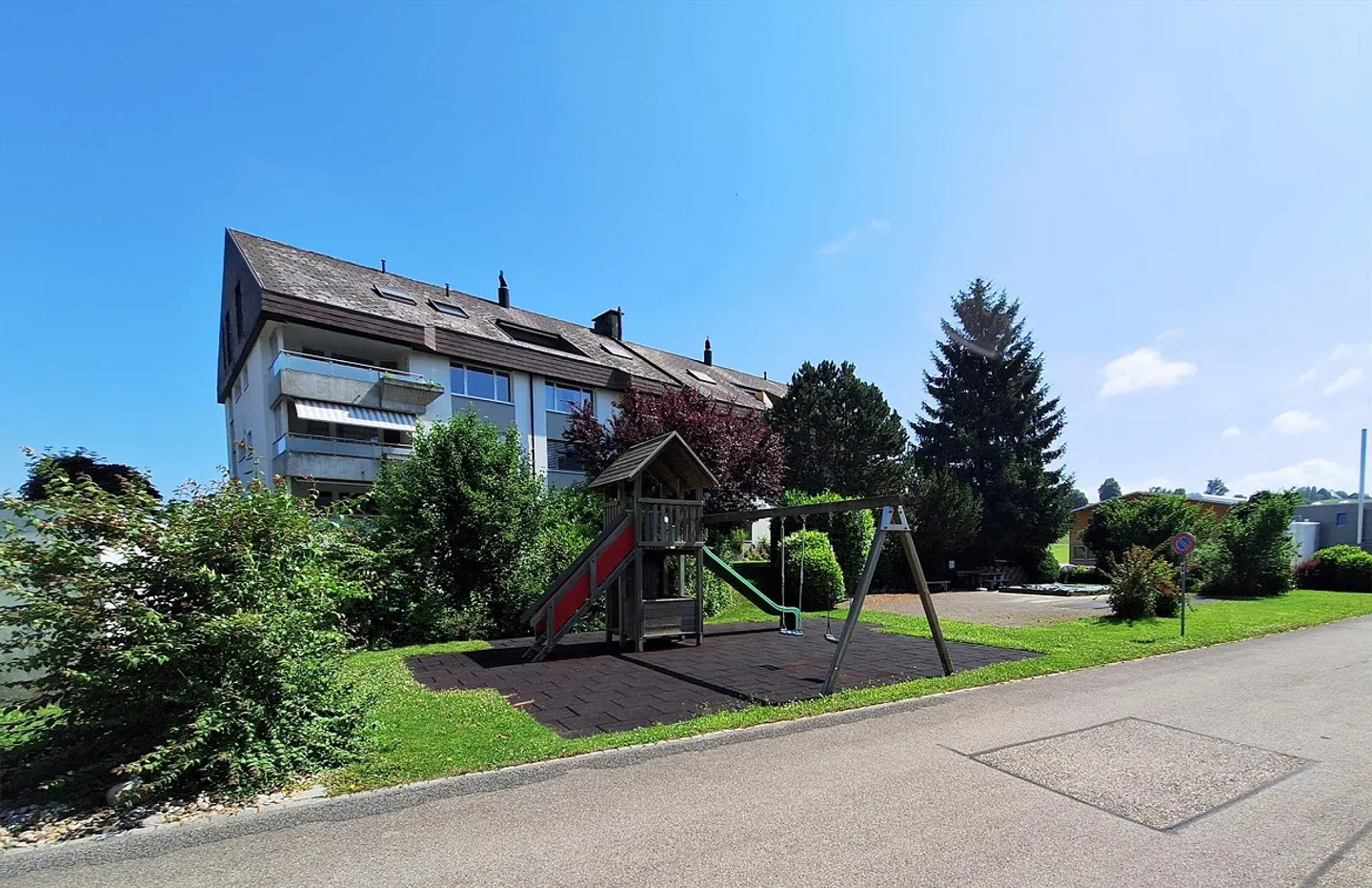 Wunderschöne Dachwohnung mit Cheminée, ruhig und doch zentral. - Foto 2 von 18