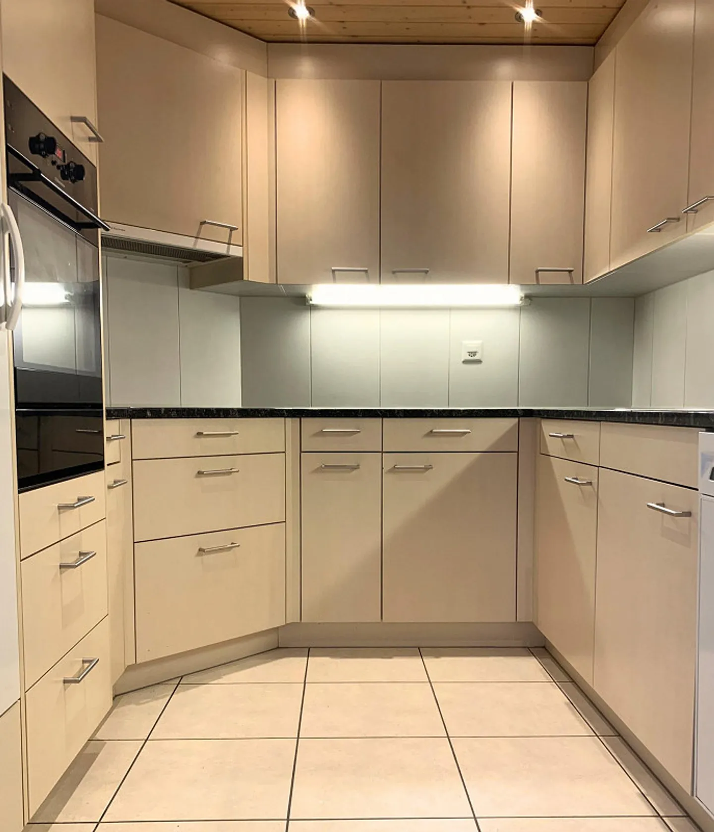 Wunderschöne Dachwohnung mit Cheminée, ruhig und doch zentral. - Foto 4 von 18