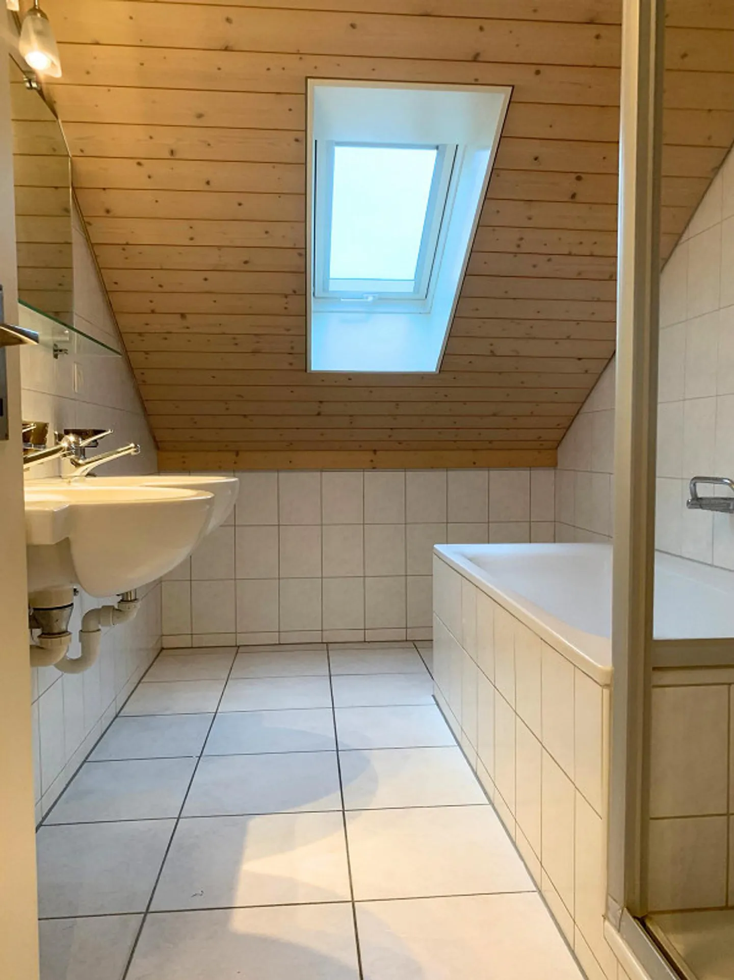 Wunderschöne Dachwohnung mit Cheminée, ruhig und doch zentral. - Foto 11 von 18