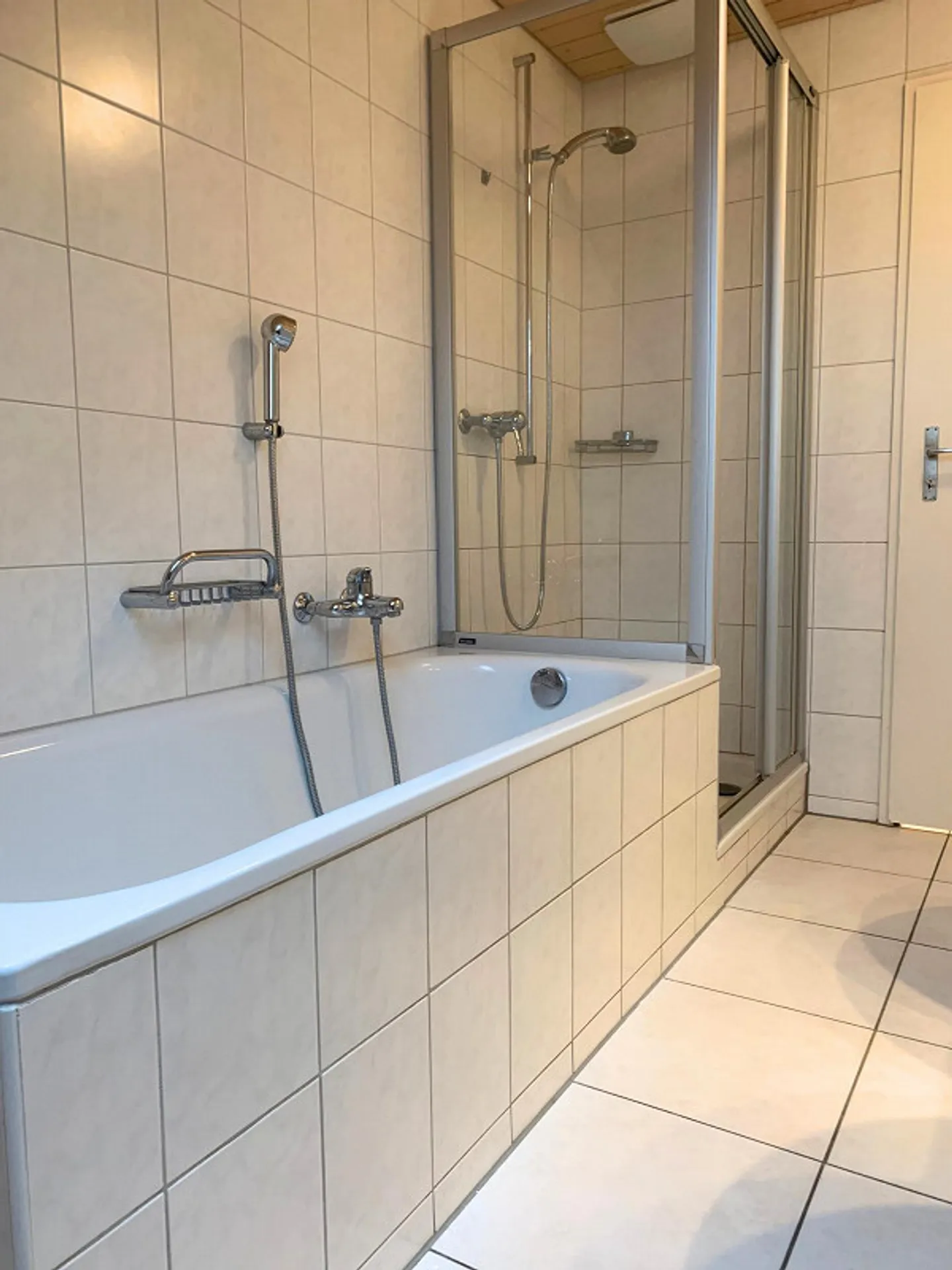 Wunderschöne Dachwohnung mit Cheminée, ruhig und doch zentral. - Foto 12 von 18