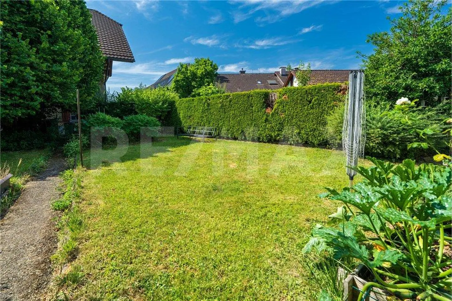 One-sided spacious Flarz house with idyllic garden - Photo 4 of 13