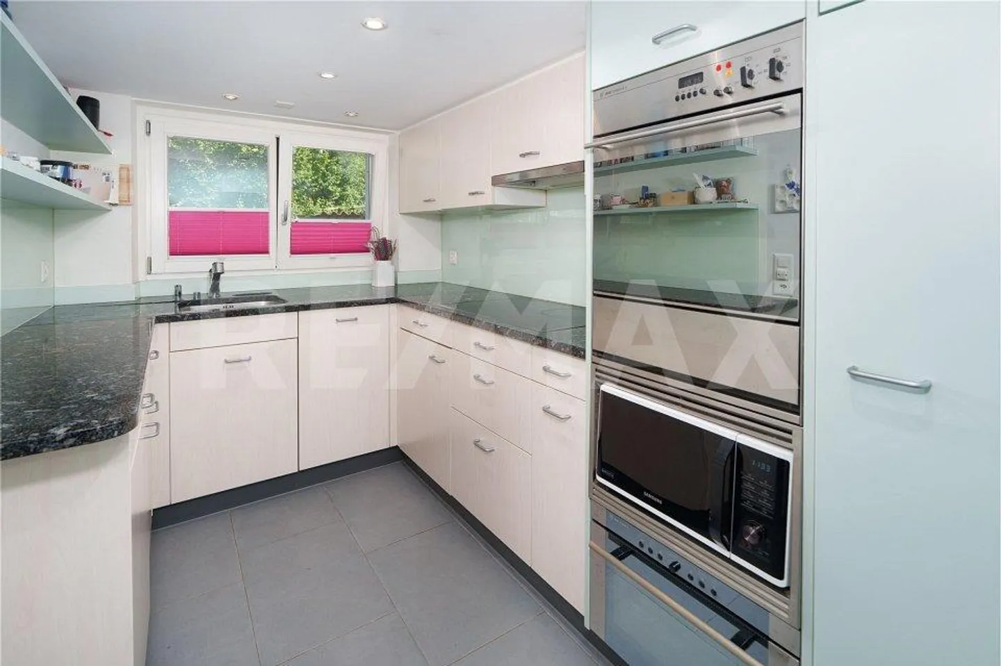 One-sided spacious Flarz house with idyllic garden - Photo 8 of 13