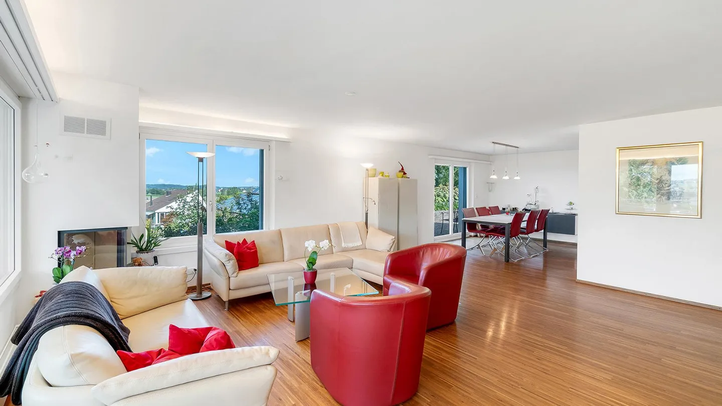 Family home with panoramic views and privacy - Photo 2 of 4