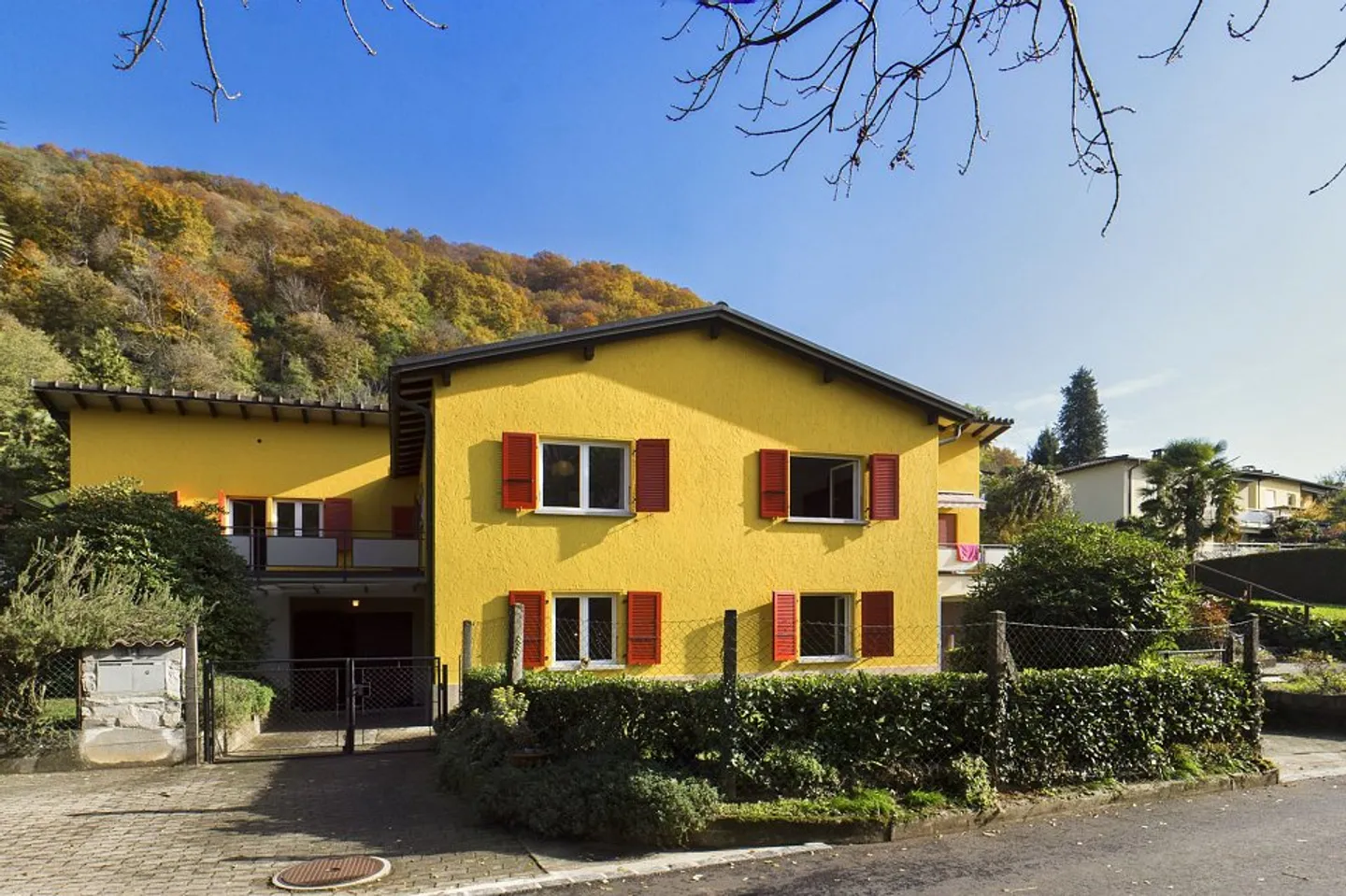 Casa plurifamiliare con tre appartamenti separati e giardino come casa secondaria - Foto 1 di 13
