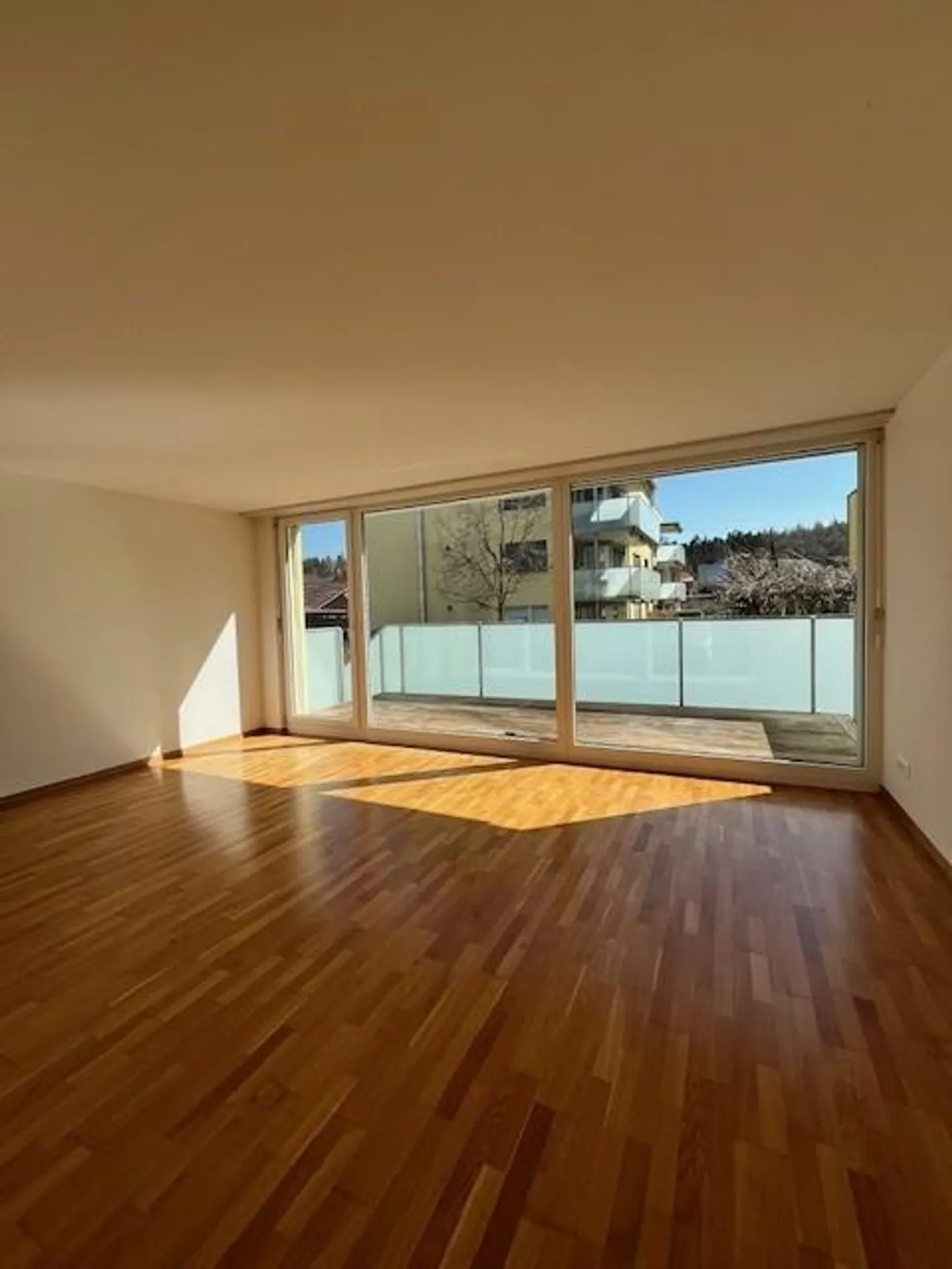Moderne 4.5-Zimmerwohnung - Foto 3 von 8