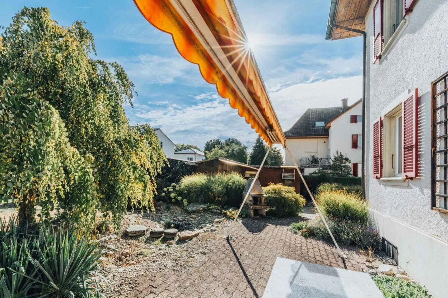 Maison individuelle de 7 pièces avec jardin et beaucoup de possibilités d'aménagement - Photo 4 sur 18