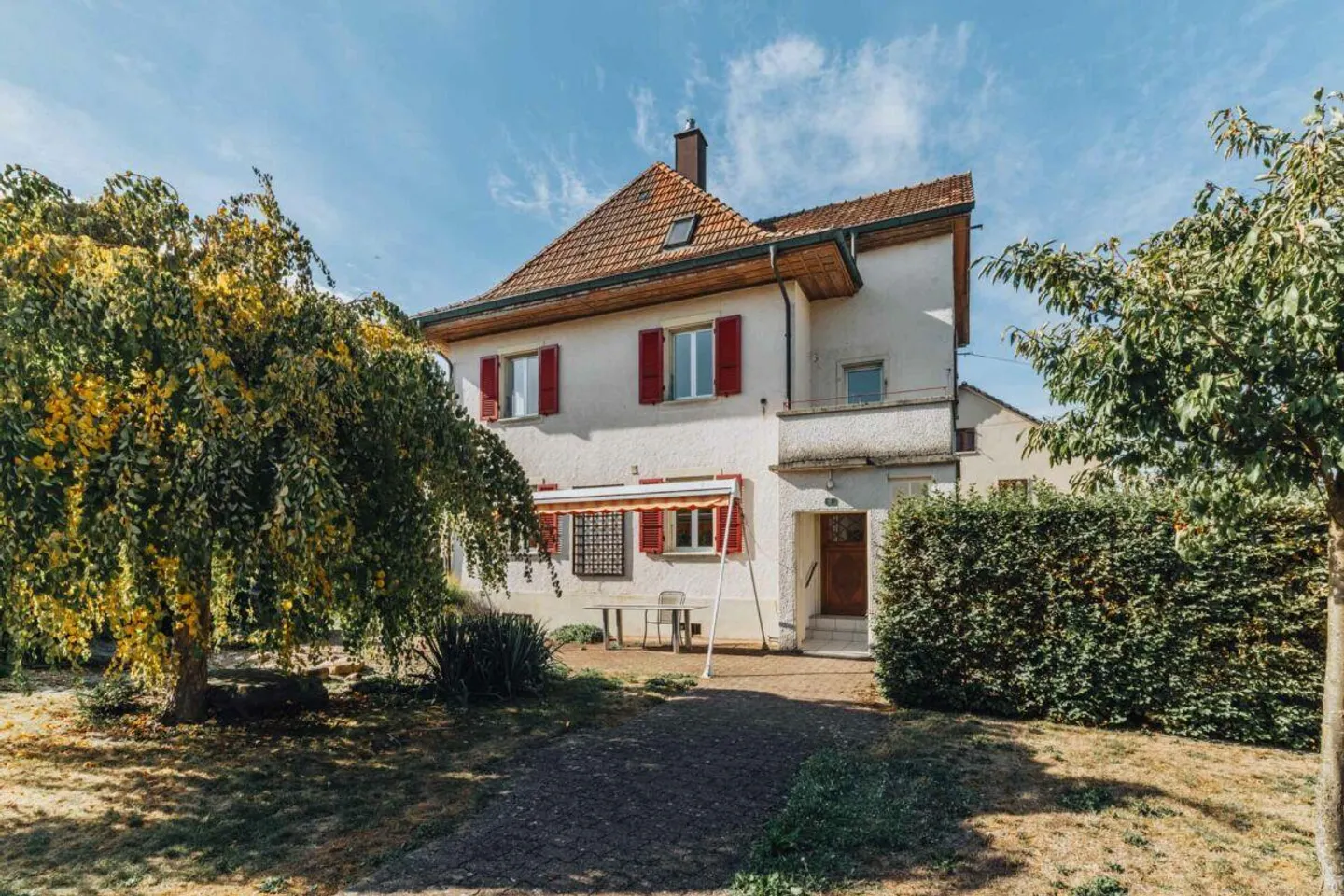Maison individuelle de 7 pièces avec jardin et beaucoup de possibilités d'aménagement - Photo 1 sur 18