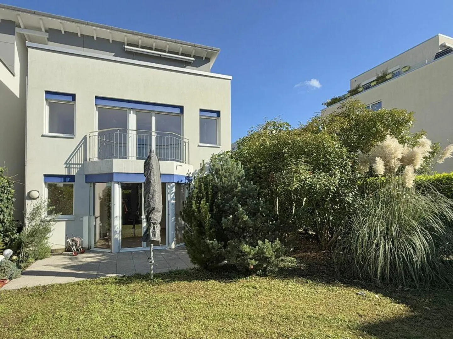 Maison de ville de 6,5 pièces dans un quartier résidentiel calme - Photo 1 sur 11