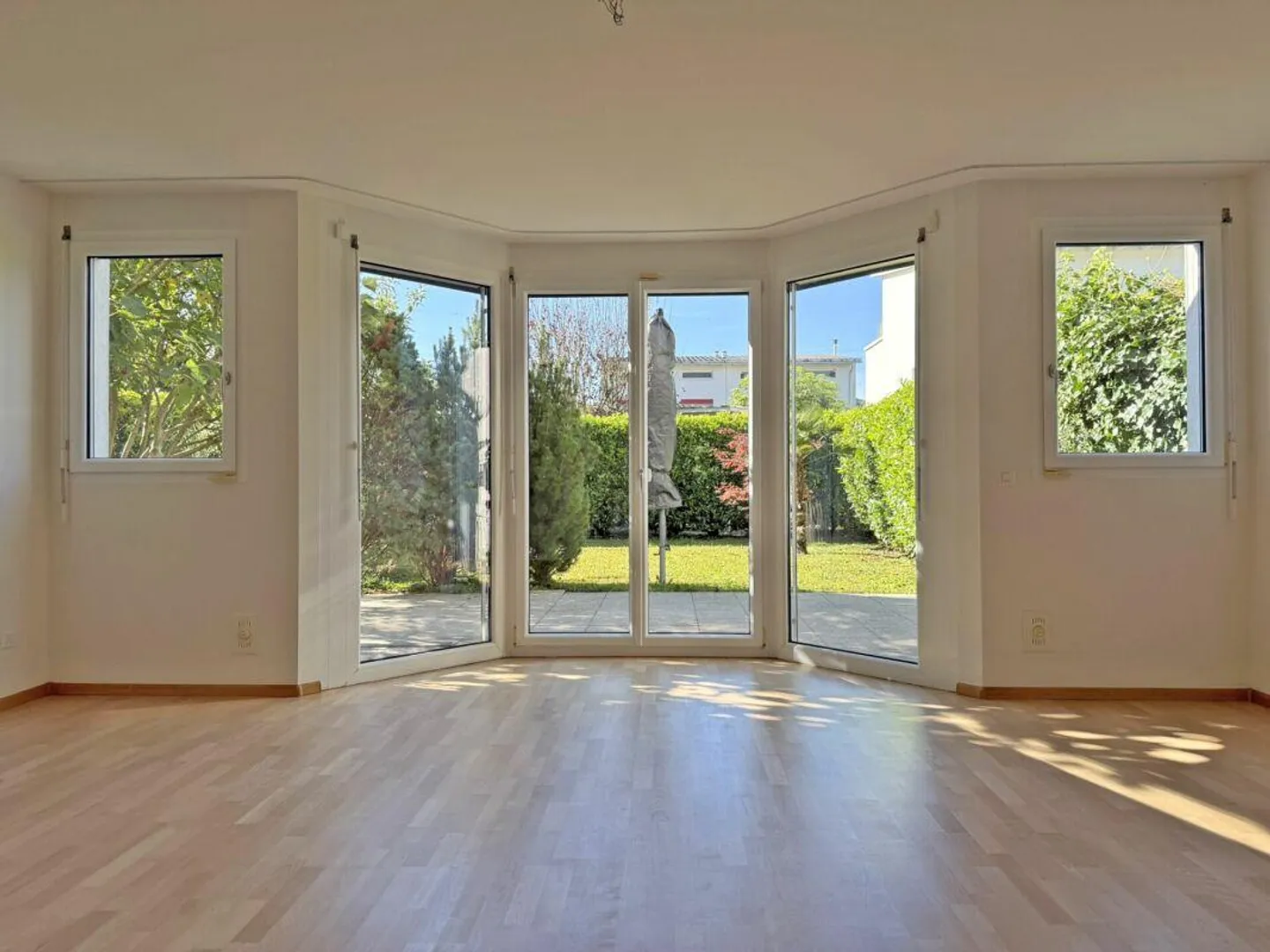 Maison de ville de 6,5 pièces dans un quartier résidentiel calme - Photo 2 sur 11