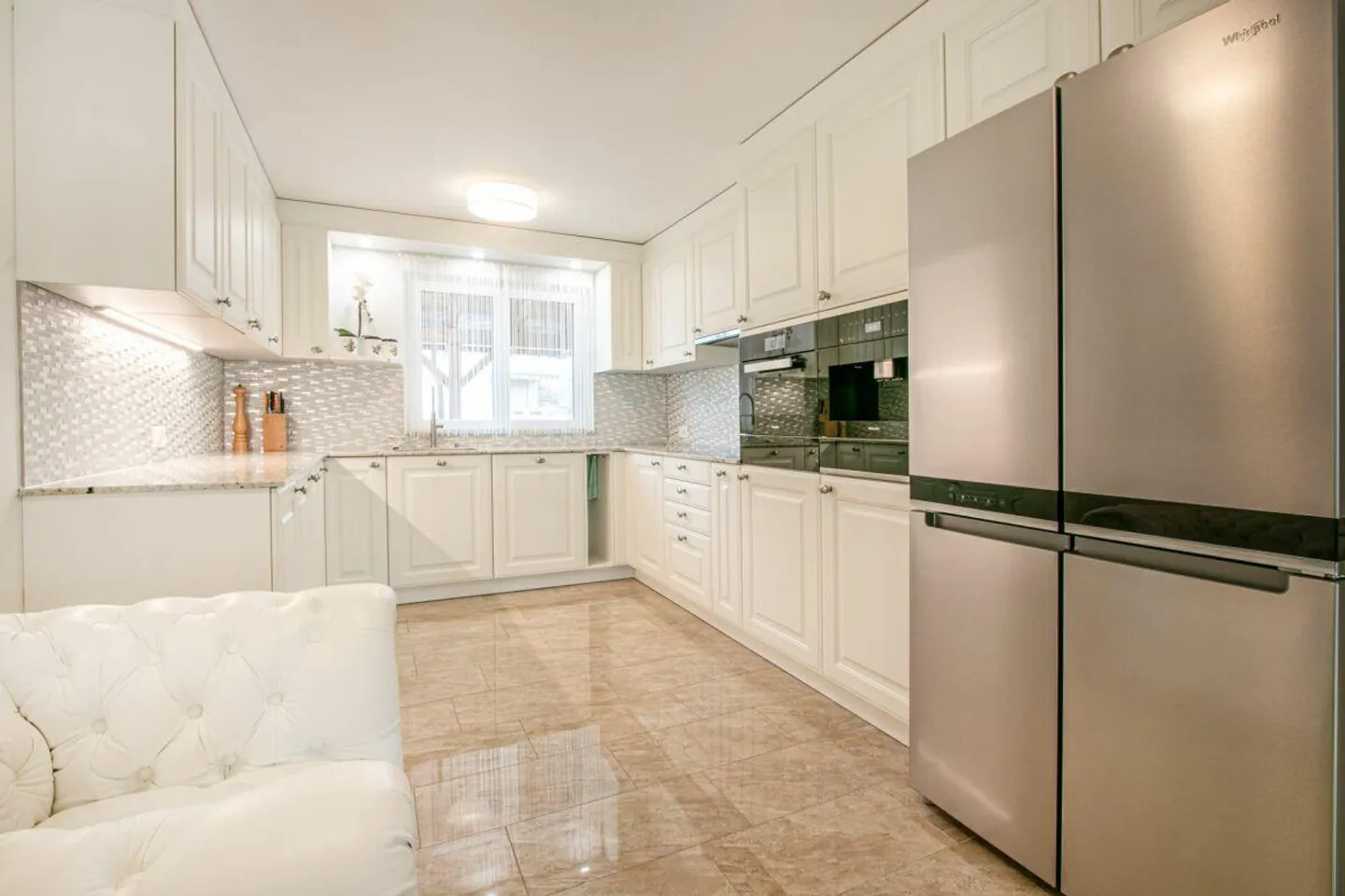 High-quality renovated duplex apartment with fireplace and double garage - Photo 3 of 16
