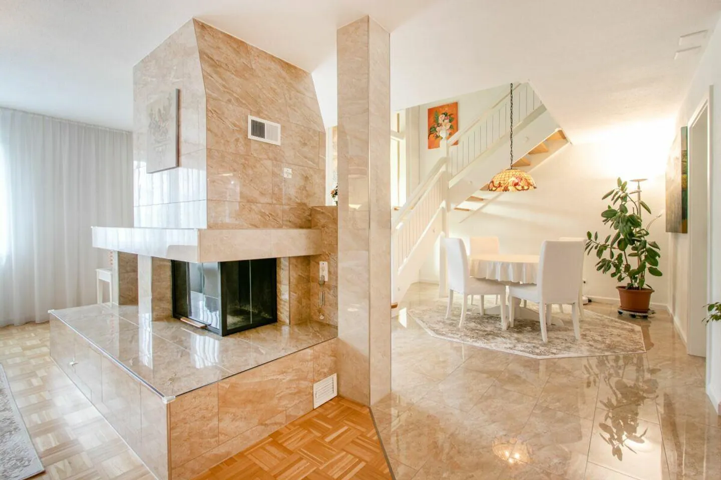 High-quality renovated duplex apartment with fireplace and double garage - Photo 4 of 16