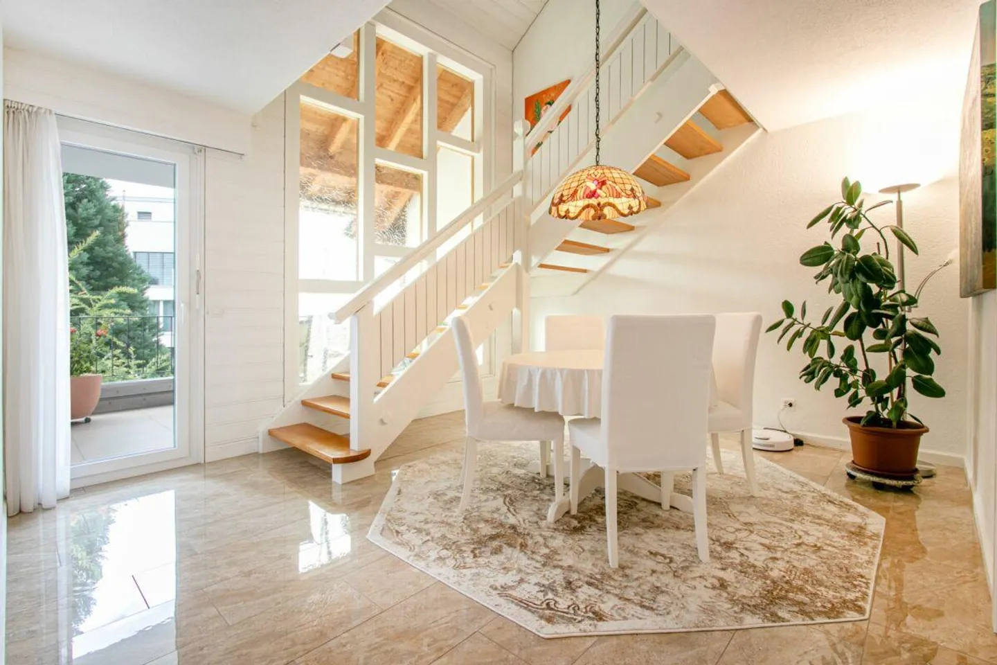 High-quality renovated duplex apartment with fireplace and double garage - Photo 5 of 16