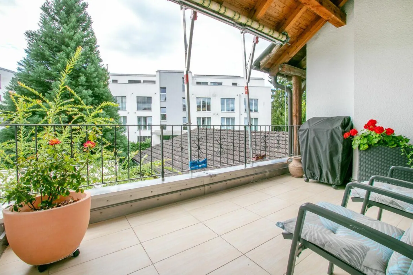 High-quality renovated duplex apartment with fireplace and double garage - Photo 6 of 16