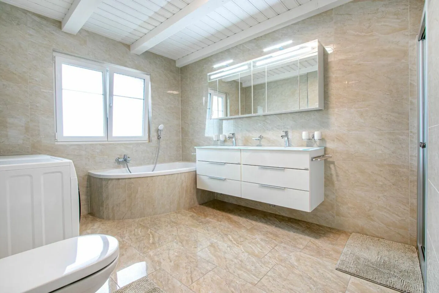 High-quality renovated duplex apartment with fireplace and double garage - Photo 9 of 16