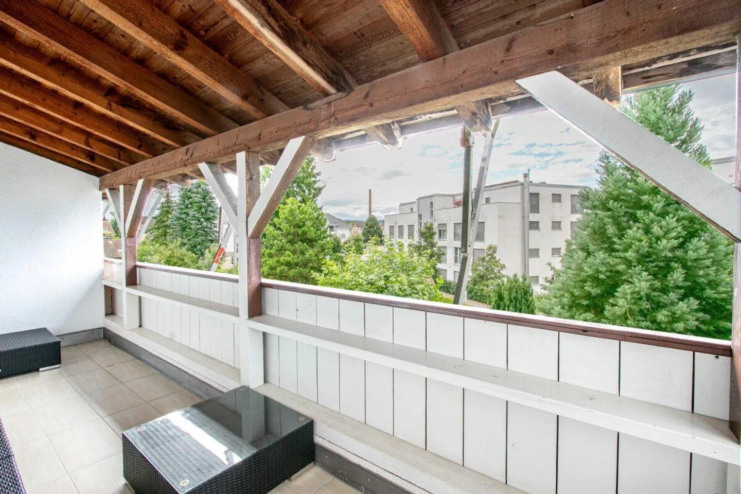 High-quality renovated duplex apartment with fireplace and double garage - Photo 11 of 16
