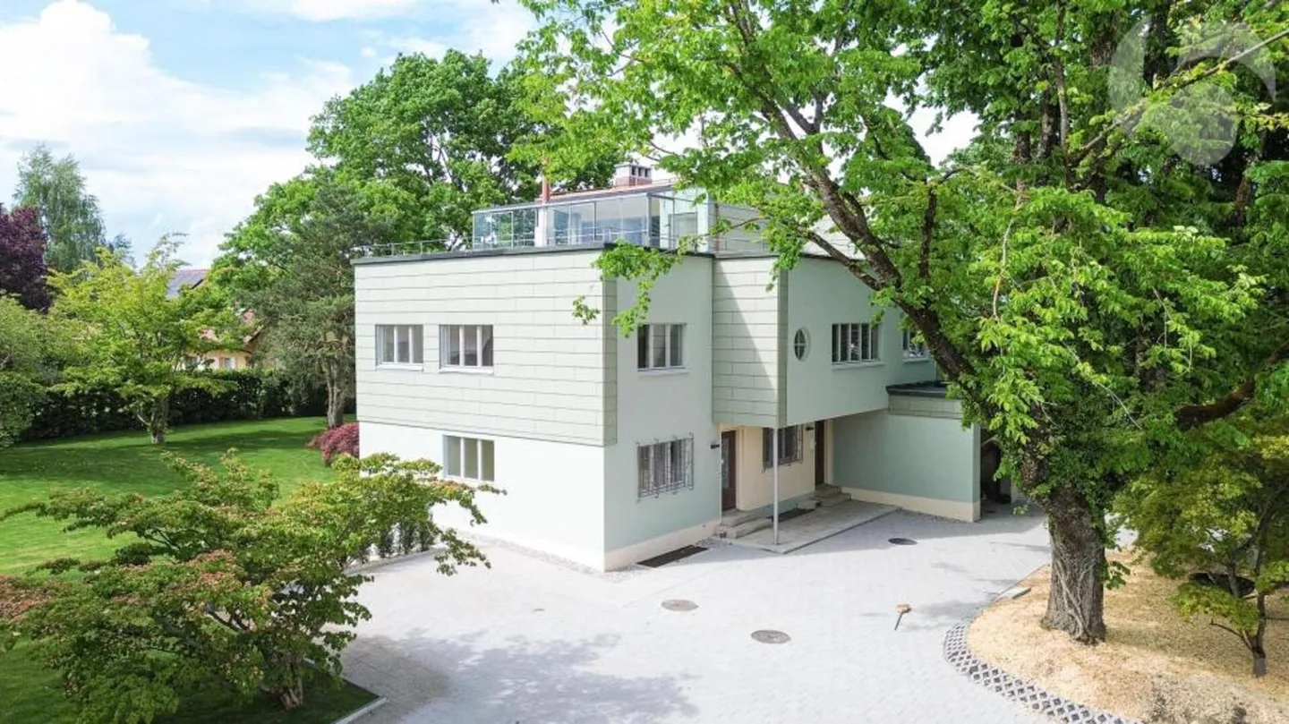 Architektonische Villa mit Garten - Foto 3 von 13