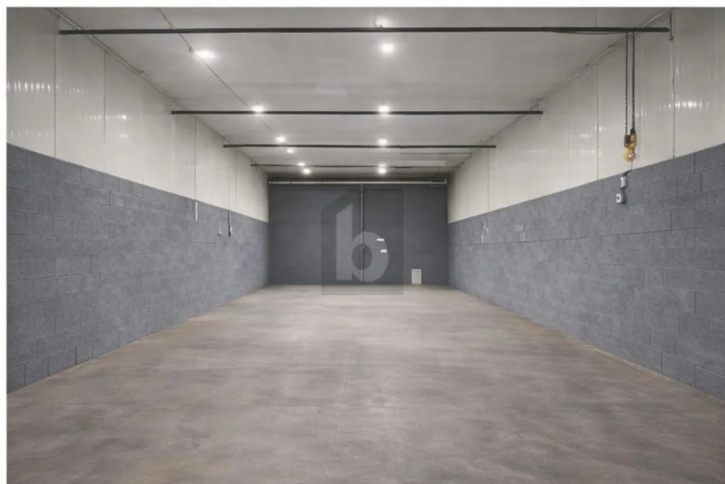 DEPOSIT / WAREHOUSE - STRATEGIC LOCATION - Photo 2 of 4