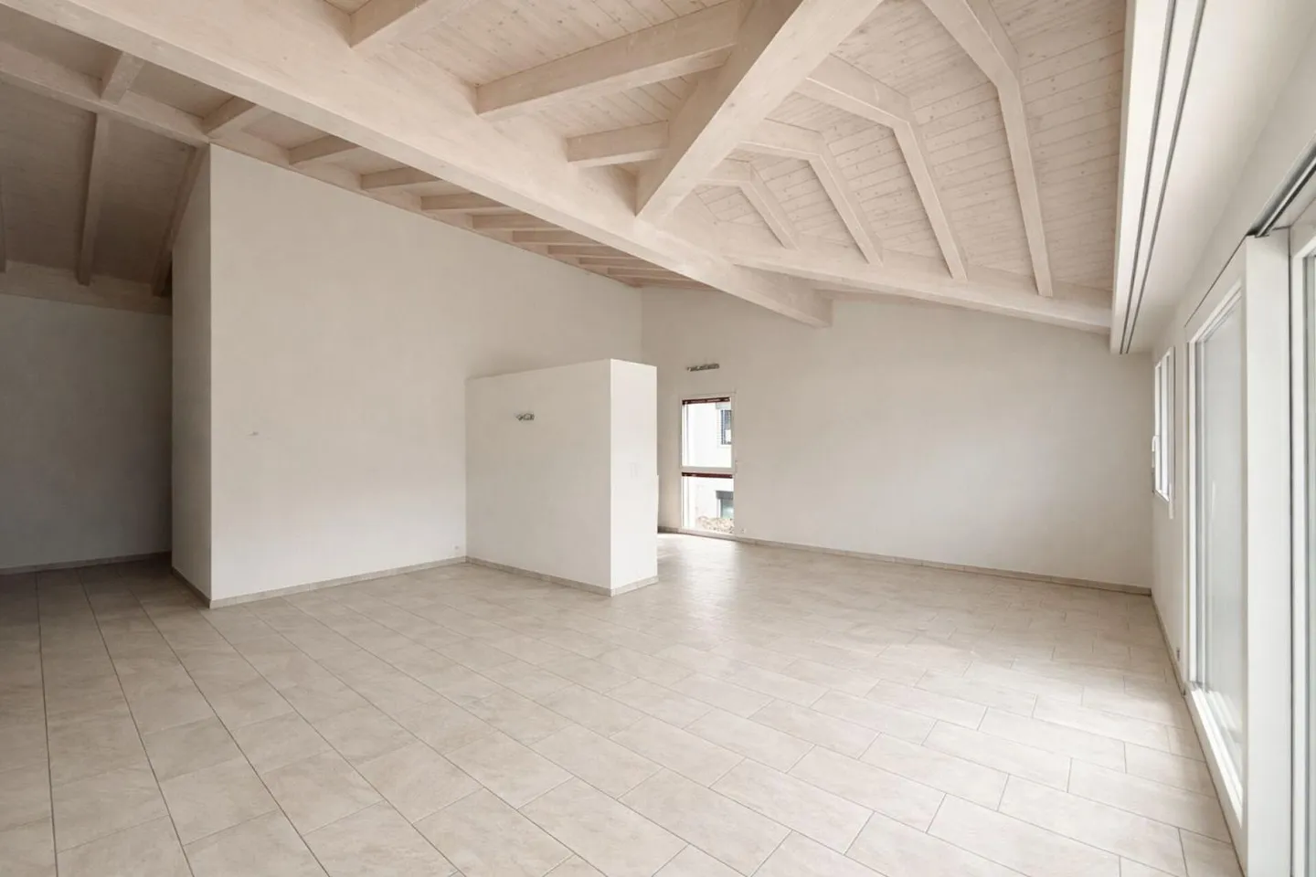 Modernes 5,5-Zimmer-Apartment mit großer Terrasse und atemberaubendem Blick auf die Schlösser - Foto 1 von 10