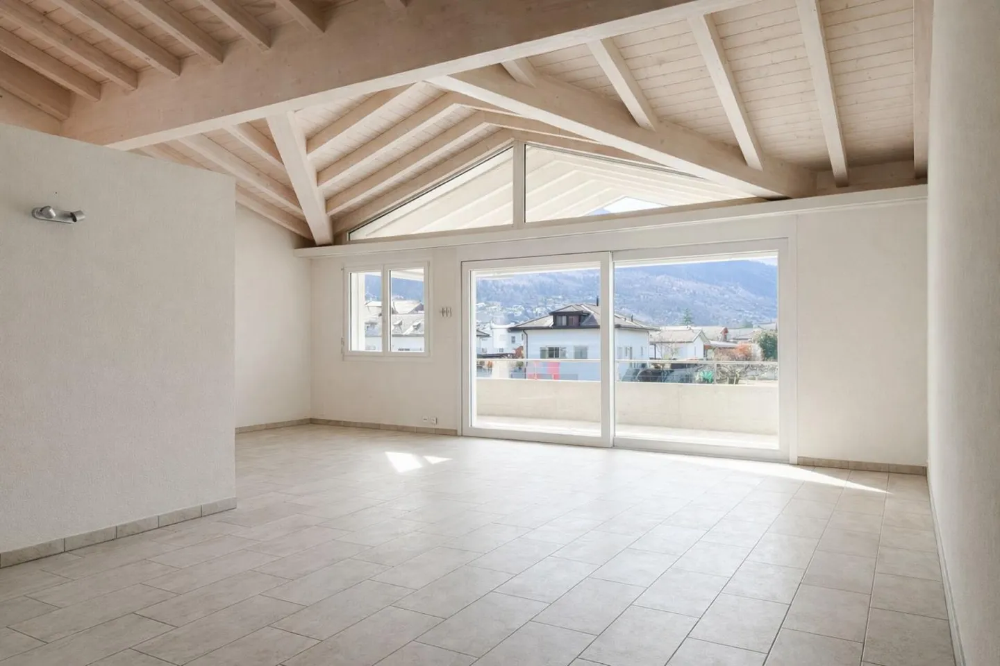 Modernes 5,5-Zimmer-Apartment mit großer Terrasse und atemberaubendem Blick auf die Schlösser - Foto 2 von 10