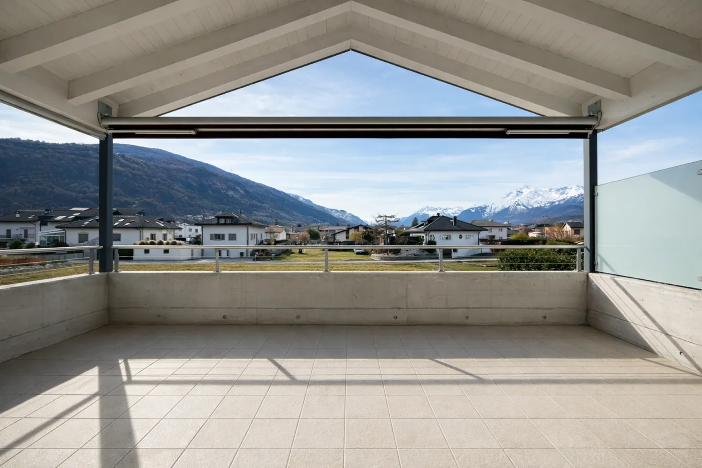 Modernes 5,5-Zimmer-Apartment mit großer Terrasse und atemberaubendem Blick auf die Schlösser - Foto 3 von 10