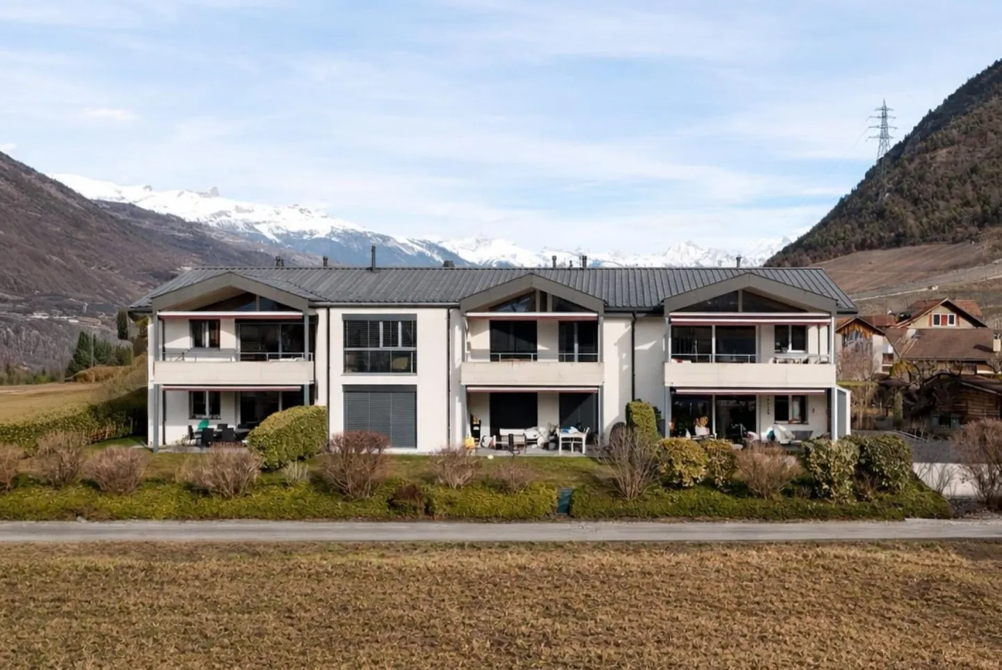 Modernes 5,5-Zimmer-Apartment mit großer Terrasse und atemberaubendem Blick auf die Schlösser - Foto 10 von 10