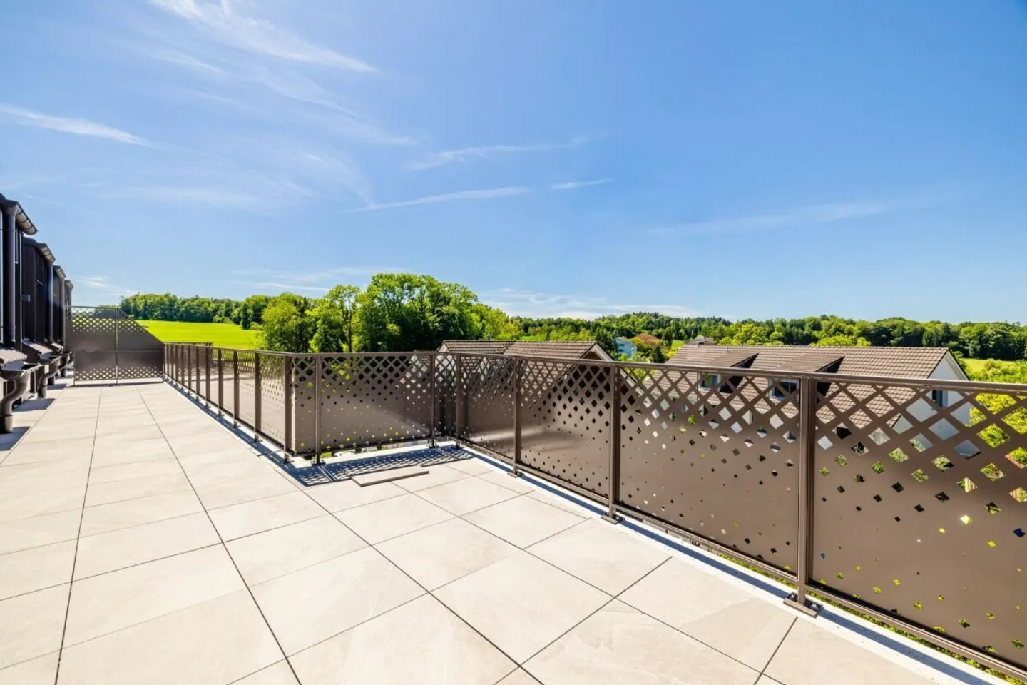 NOUVEAU : Penthouse avec 4,5 pièces et vue sur la verdure - Photo 8 sur 11