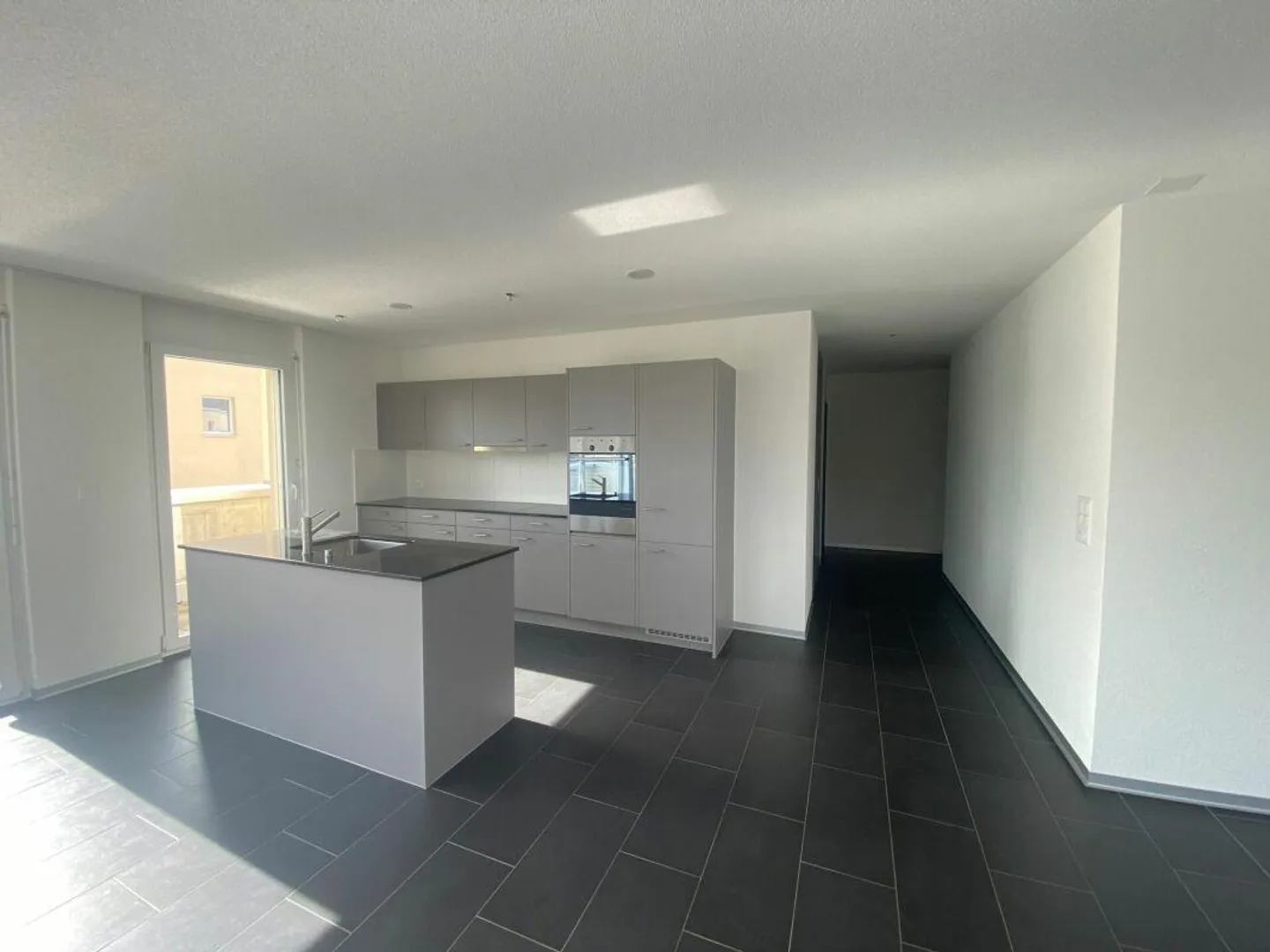 Appartement penthouse lumineux dans un emplacement central à Roggwil - Photo 4 sur 16