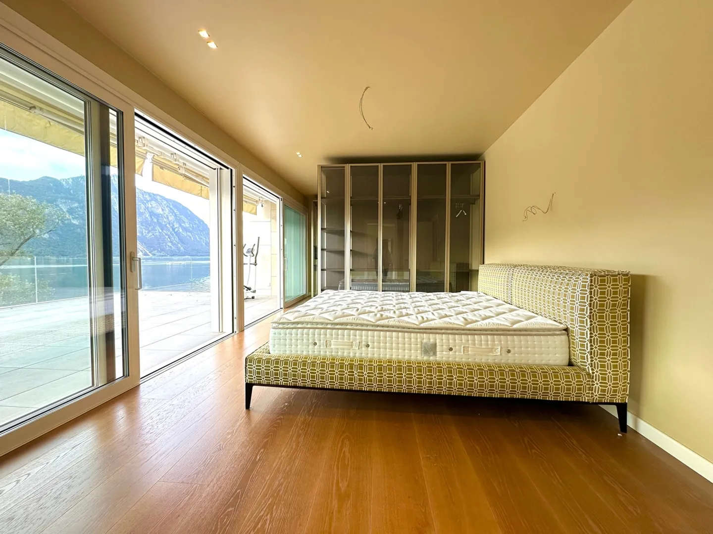 Elegant Penthouse with 4 Bedrooms and Lake View in Bissone - Photo 8 of 12