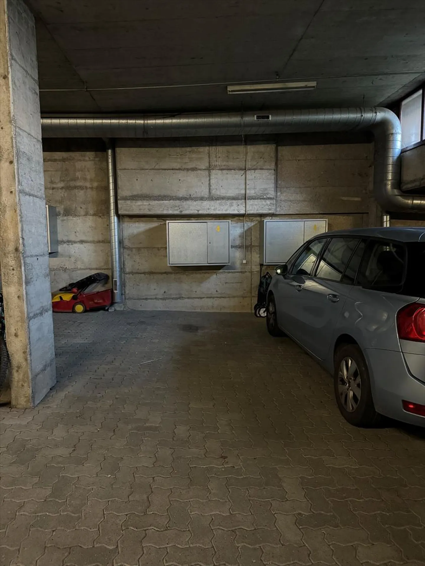 Unterirdischer Parkplatz - Foto 2 von 3