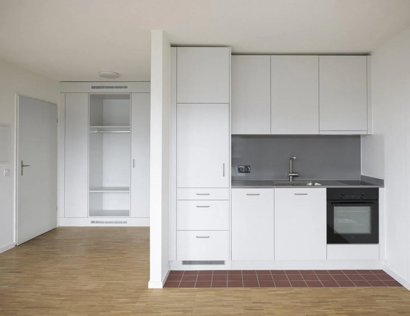 RENT WITHOUT DEPOSIT - Newly renovated and centrally located apartment - Photo 2 of 6