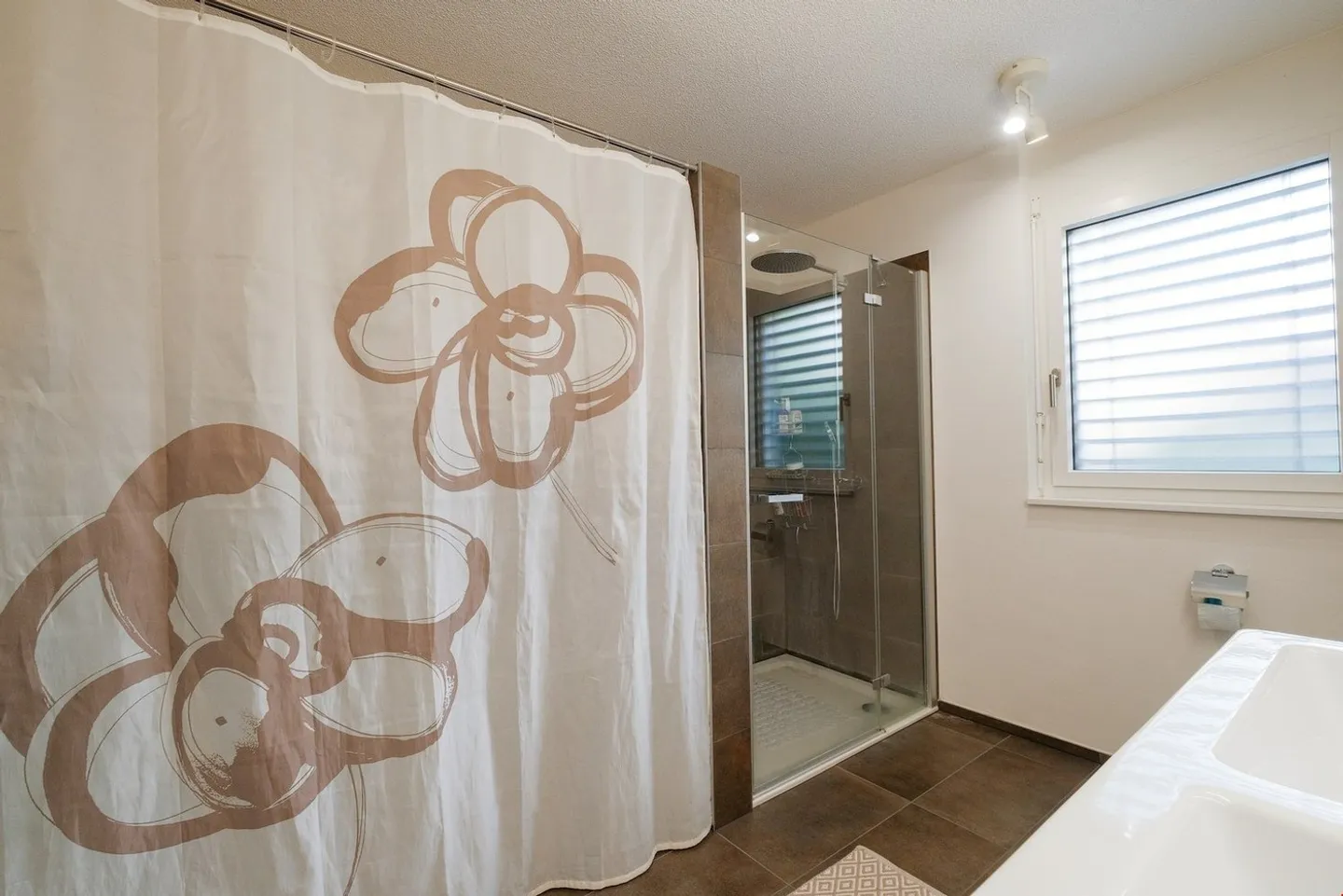 Moderno appartamento duplex di 4,5 stanze in affitto a Bösingen - Foto 7 di 13