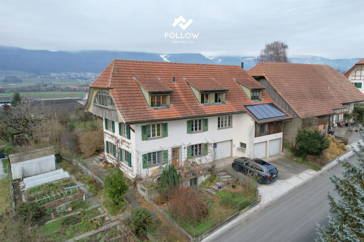 Maison spacieuse à trois familles avec vue dégagée - Photo 1 sur 26