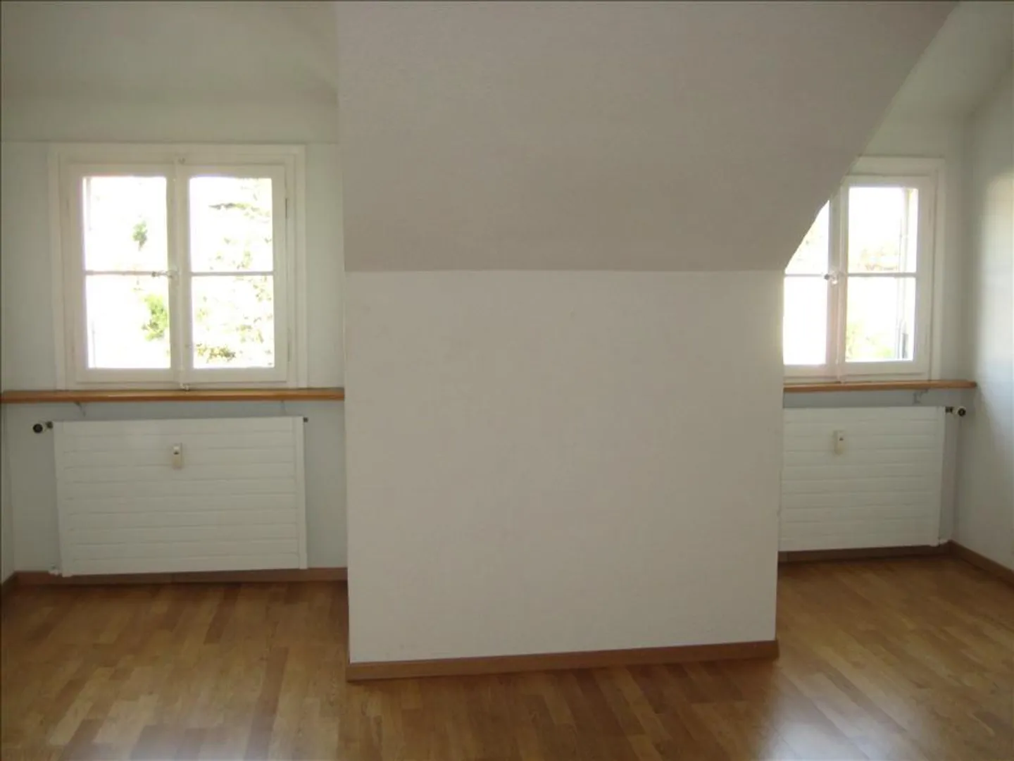 Appartement sous les toits avec beaucoup de charme - Photo 2 sur 6