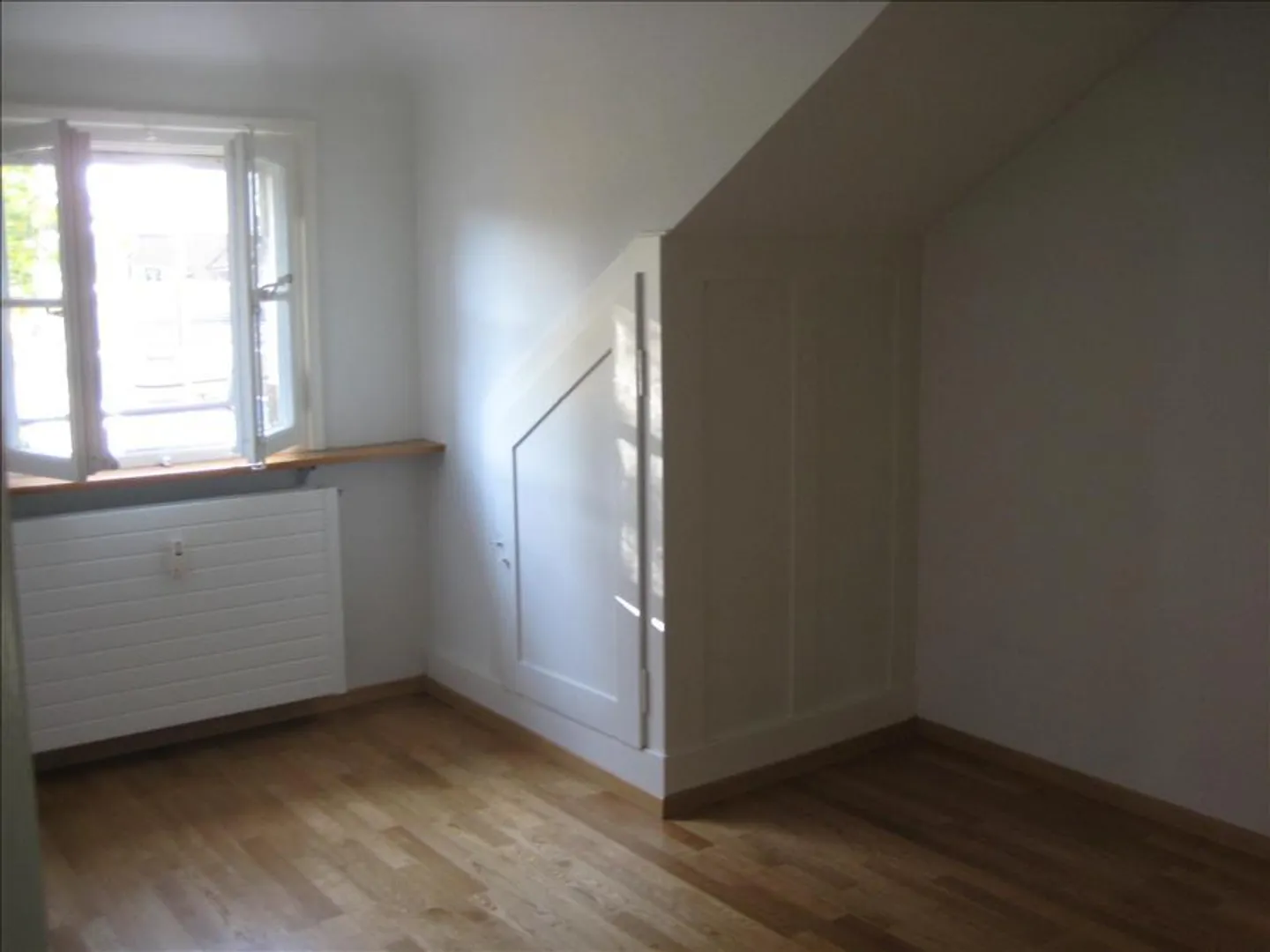 Appartement sous les toits avec beaucoup de charme - Photo 4 sur 6