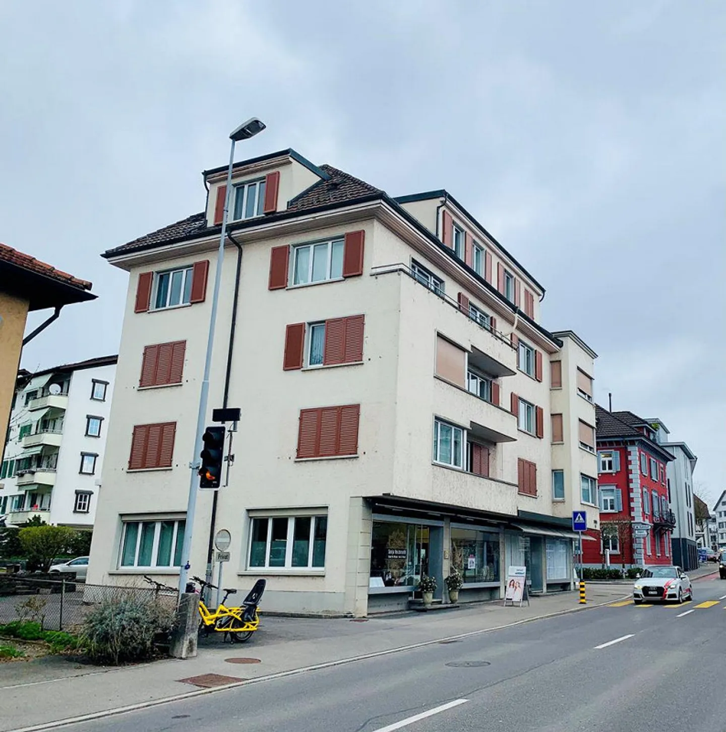 Renovated 4-room apartment in the center of Cham - Photo 1 of 12