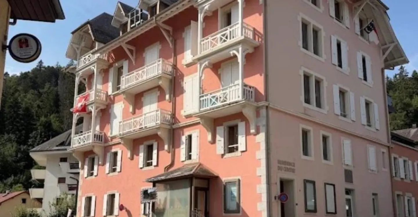 Beautiful building with 12 apartments located in St-Cergue - Photo 1 of 3