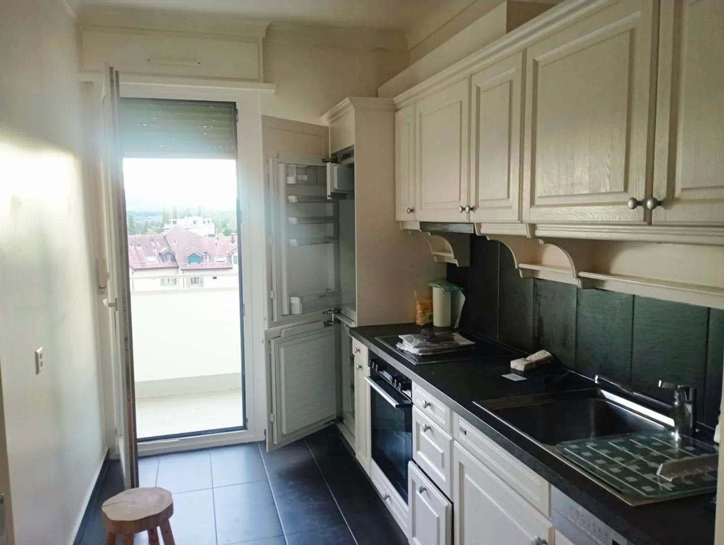 Spacious Apartment with Terrace - Photo 4 of 6