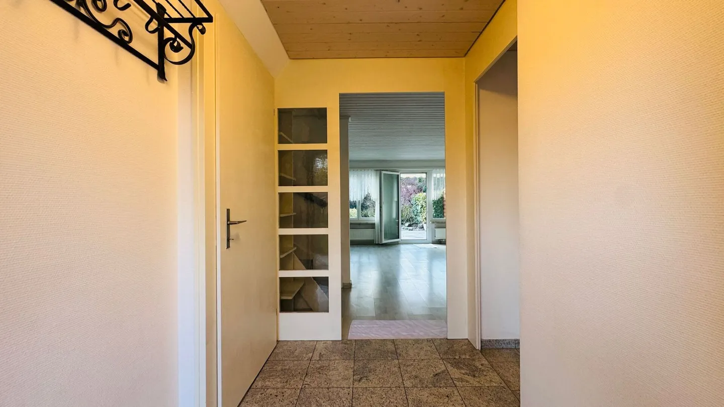 Charming 5.5-Room Single-Family House with Conservatory & Garage - Ready for Immediate Occupancy - Photo 8 of 23