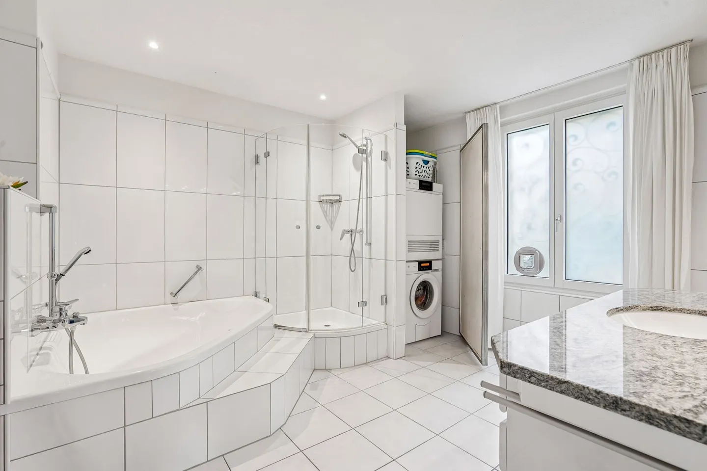 Appartamento attraente di 4,5 stanze con carport in una posizione ambita - Foto 8 di 9