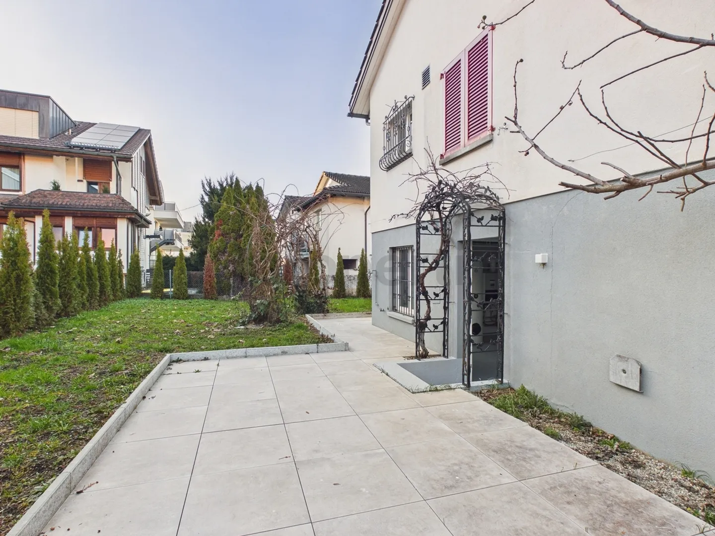 Modernes freistehendes Haus mit Garten - Foto 1 von 13