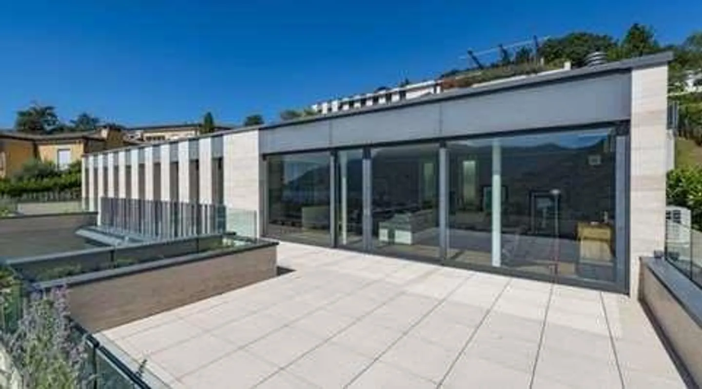 Modern penthouse with large panoramic terrace and lake view - Lugano - Photo 2 of 13