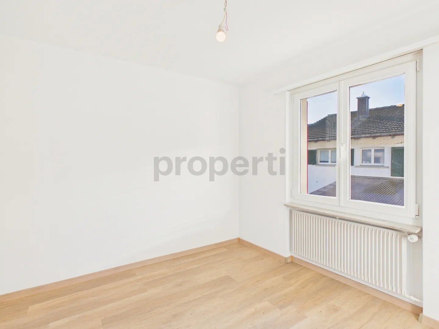 Modernes freistehendes Haus mit Garten - Foto 8 von 13