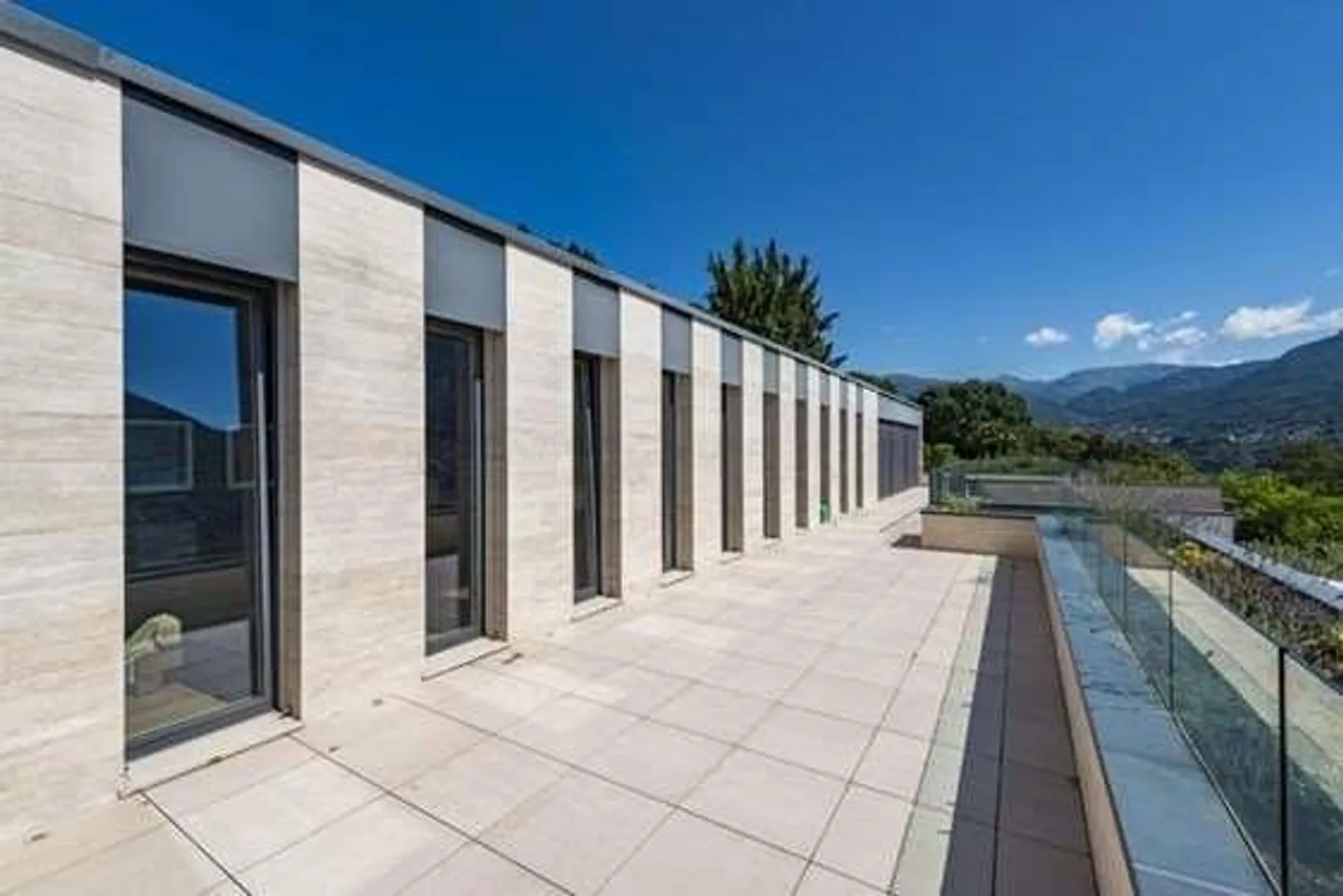 Modern penthouse with large panoramic terrace and lake view - Lugano - Photo 5 of 13