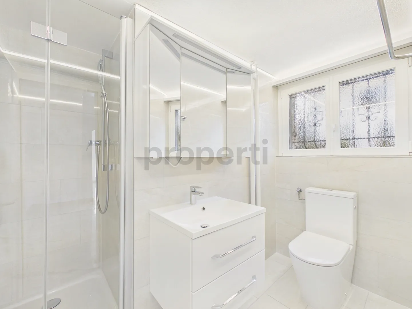 Modernes freistehendes Haus mit Garten - Foto 12 von 13