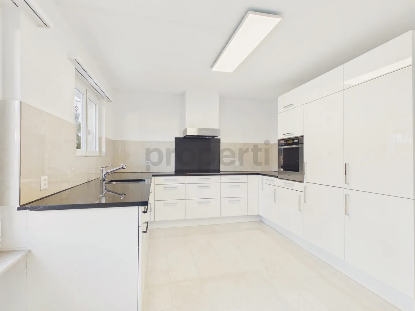 Modernes freistehendes Haus mit Garten - Foto 5 von 13