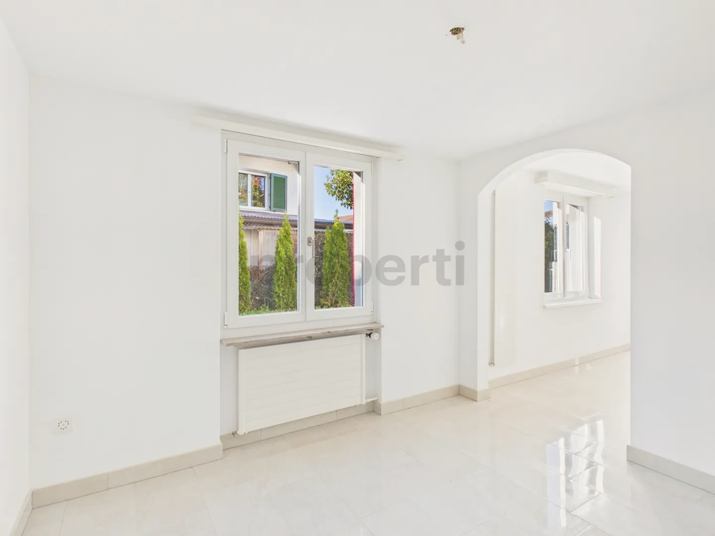 Modernes freistehendes Haus mit Garten - Foto 6 von 13