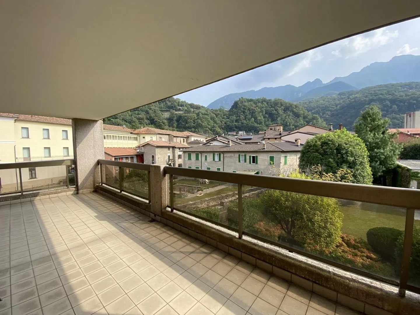 SIGNORILE APPARTAMENTO DI 4.5 LOCALI CON VISTA FRONTE LAGO - Foto 9 di 13